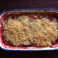 Безглютеновый крамбл из сливы с ревенем