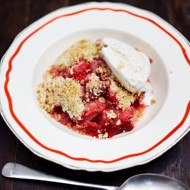 Безглютеновый крамбл с ревенем и клубникой