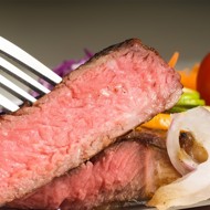 Бифштекс из отварного мяса с луком