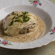 Бифштекс с перечным соусом, заатаром и сезонными грибами