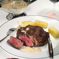 Бифштекс с соусом из белого портвейна