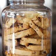 Бискотти с черным перцем и инжиром