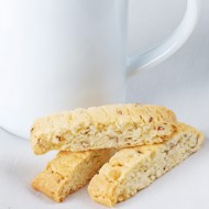 Бискотти с пармезаном, базиликом и кедровыми орехами