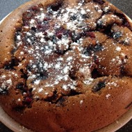 Бисквит с какао, корицей и черной смородиной в мультиварке