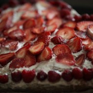 Бисквитный торт с бананами и клубникой