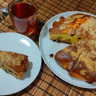 Бисквитный пирог с изюмом и клюквой