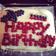 Бисквитный торт с фруктами и сметанным кремом