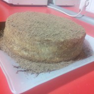 Бисквитный торт с персиками и нежным кремом