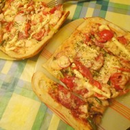 Быстрая пицца с копченой курицей и грибами