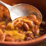 Быстрая закуска из фасоли под сырной корочкой