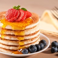 Быстрые блинчики с ягодами и кленовым сиропом