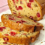 Быстрый кукурузный хлеб с клюквой и орехами