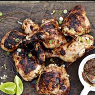 Быстрый куриный шашлык, маринованный в ромовой заправке