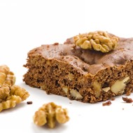 Быстрый песочный торт с орехами и изюмом