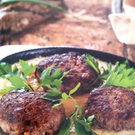 Биточки в омлете