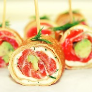 Блинчики с лососем, сливочным сыром и авокадо