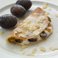 Блинчики с сыром и сливой