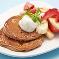 Блины из спельтовой муки со свежими фруктами и натуральным йогуртом