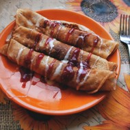 Блины на кислом молоке с малиновым джемом и сгущенкой