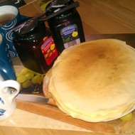 Блины с ликером и черной смородиной