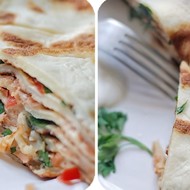 Блинный пирог с помидорами, грибами и сыром