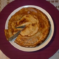 Блинный торт с соусом сабайон с виноградным соком