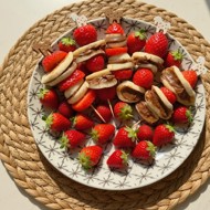 Мини-панкейки на шпажках с нутеллой и клубникой