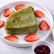 Блины на японском чае матча с клубникой