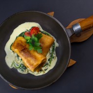 Блины с мясом и сливочно-шпинатным соусом