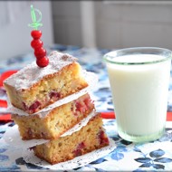 Блонди с яблоком и свежей клюквой