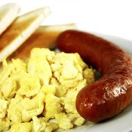 Болтунья на тосте с колбасками