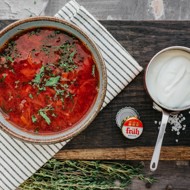 Борщ с говядиной и сметаной