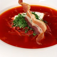 Борщ с мясными копченостями, сметаной и чипсами из бекона