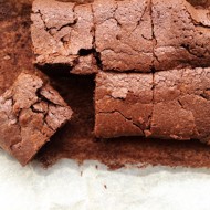 Брауни c темным пивом и сливочно-ликерной глазурью