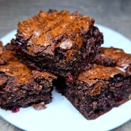 Брауни с брусникой и миндалем