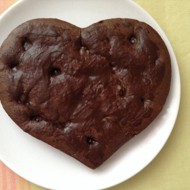 Брауни с горьким шоколадом и вишней