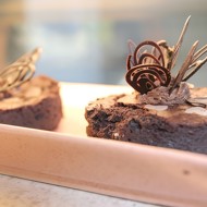 Брауни с кусочками шоколада и миндалем