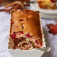 Брауни с молочным шоколадом, творожным сыром и вишней