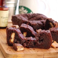 Брауни с печеньем и соленой карамелью