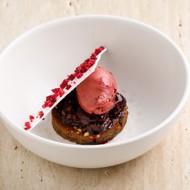 Брауни с шоколадно-свекольным ганашем и соусом из черной смородины