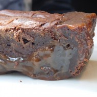 Брауни шоколадный с пеканом и ликером