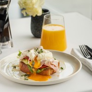 Бриошь с окороком и яйцом пашот