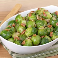 Брюссельская капуста с беконом и луком