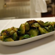 Брюссельская капуста с соусом из черных бобов