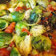 Брюссельская капуста с томатами