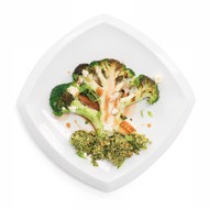 Брокколи гриль с травяным песто и миндалем