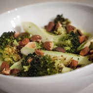 Брокколи, запеченная с миндалем