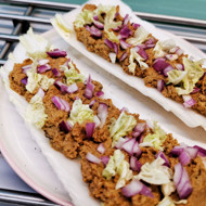 Брускетта из пекинской капусты с паштетом и луком