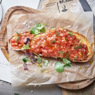 Брускетта с авокадо и помидорами