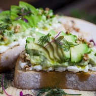 Брускетта с авокадо и рикоттой